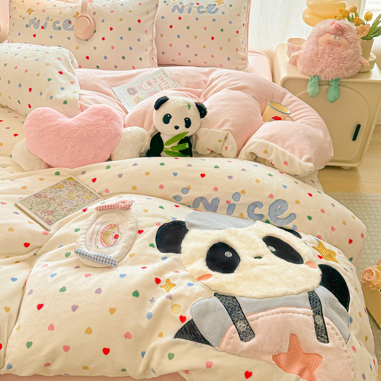 91家纺网 家纺一手货源 找家纺 子钦家纺 2025秋冬新款牛奶绒卡通贴布绣床单床笠四件套-快乐熊猫 快乐熊猫-爱心