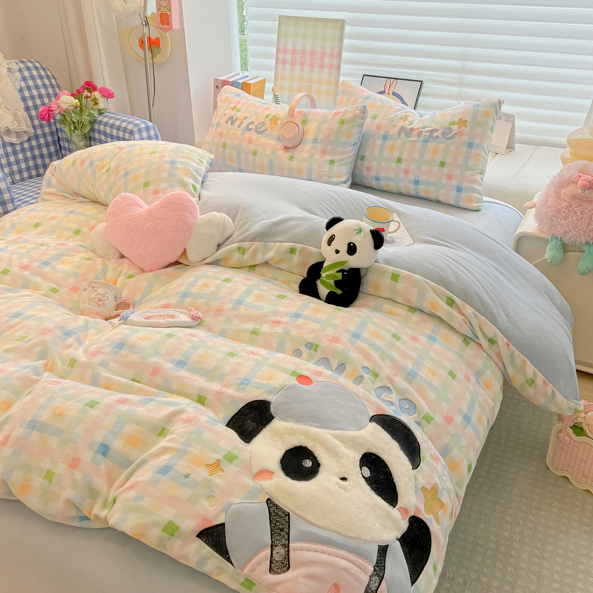 91家纺网 家纺一手货源 找家纺 子钦家纺 2025秋冬新款牛奶绒卡通贴布绣床单床笠四件套-快乐熊猫 快乐熊猫-七彩格