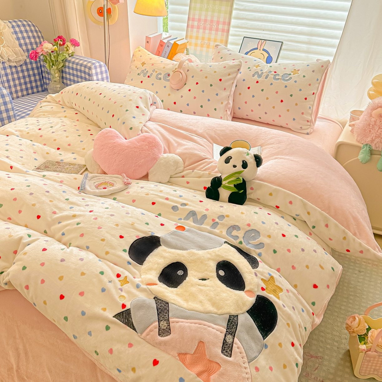 91家纺网 家纺一手货源 找家纺 子钦家纺 2025秋冬新款牛奶绒卡通贴布绣床单床笠四件套-快乐熊猫 快乐熊猫-爱心