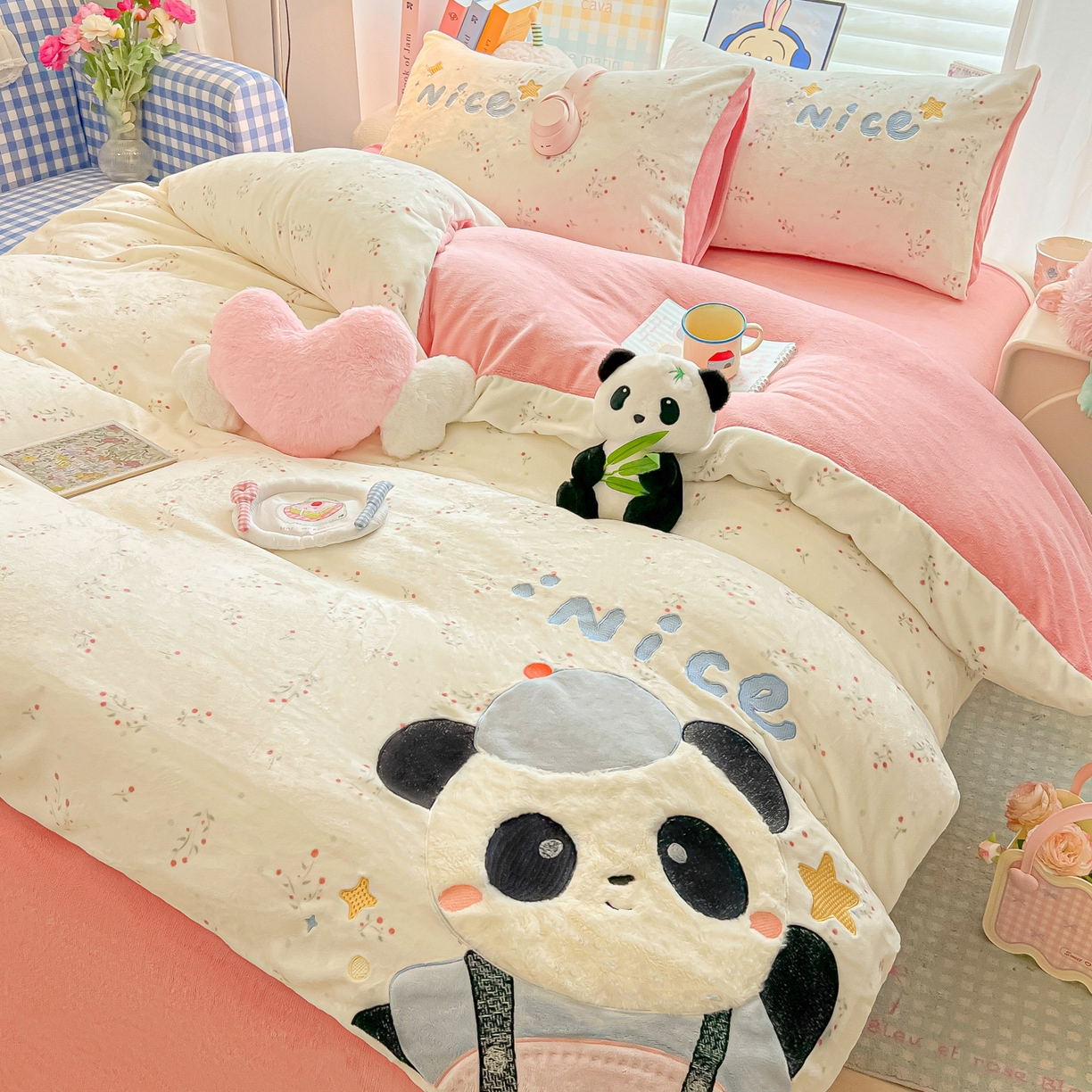 91家纺网 家纺一手货源 找家纺 子钦家纺 2025秋冬新款牛奶绒卡通贴布绣床单床笠四件套-快乐熊猫 快乐熊猫-小花园