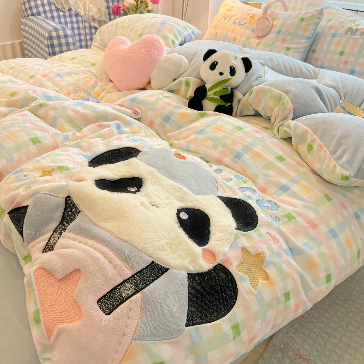 91家纺网 家纺一手货源 找家纺 子钦家纺 2025秋冬新款牛奶绒卡通贴布绣床单床笠四件套-快乐熊猫 快乐熊猫-七彩格