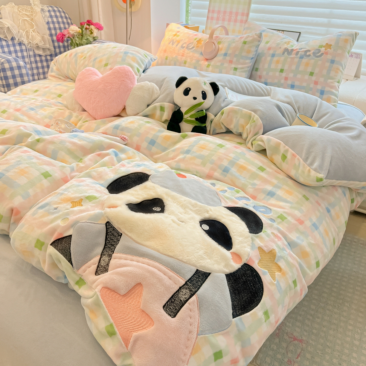 91家纺网 家纺一手货源 找家纺 子钦家纺 2025秋冬新款牛奶绒卡通贴布绣床单床笠四件套-快乐熊猫 快乐熊猫-七彩格