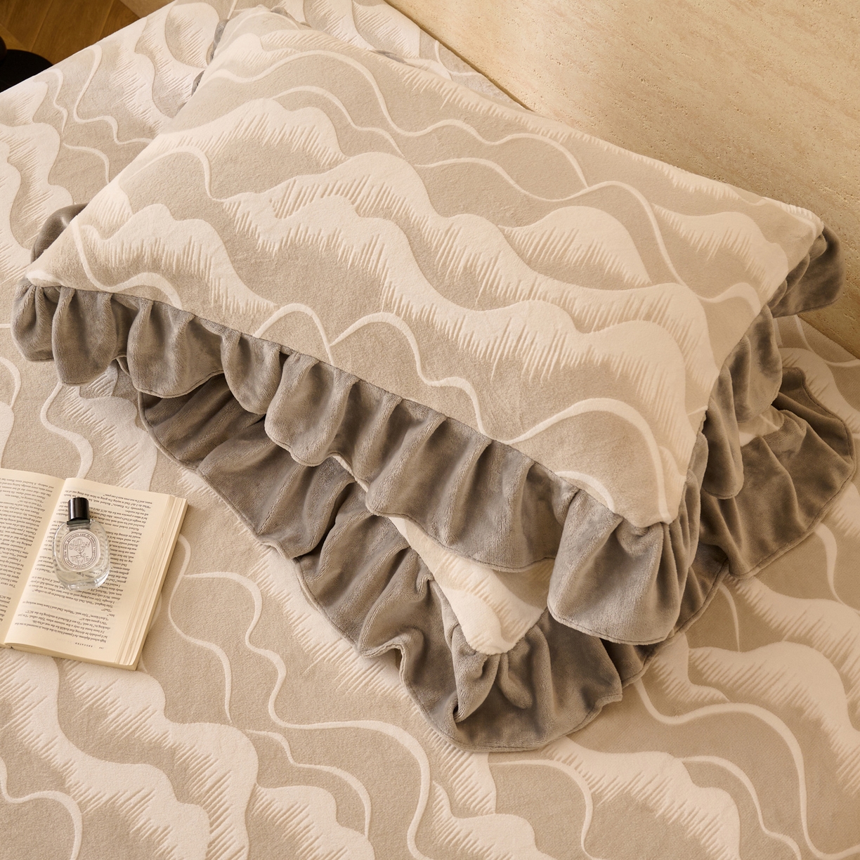 91家纺网 家纺一手货源 找家纺 早晨家纺 2025新款高克重牛奶绒烂花枕套 云峦叠浪