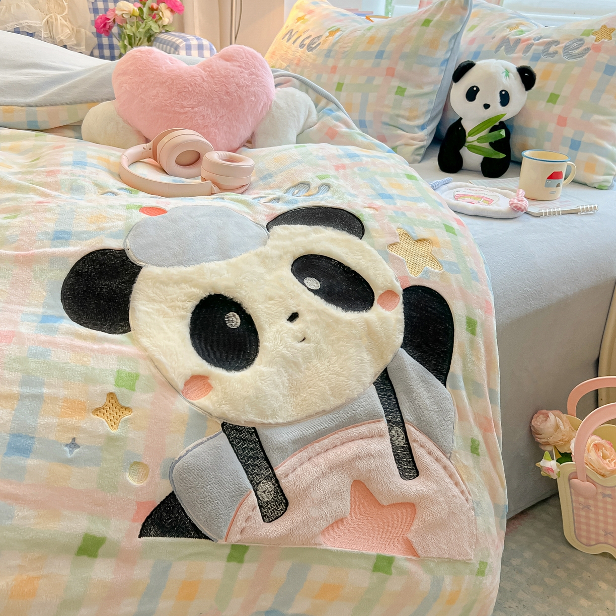 91家纺网 家纺一手货源 找家纺 子钦家纺 2025秋冬新款牛奶绒卡通贴布绣床单床笠四件套-快乐熊猫 快乐熊猫-七彩格