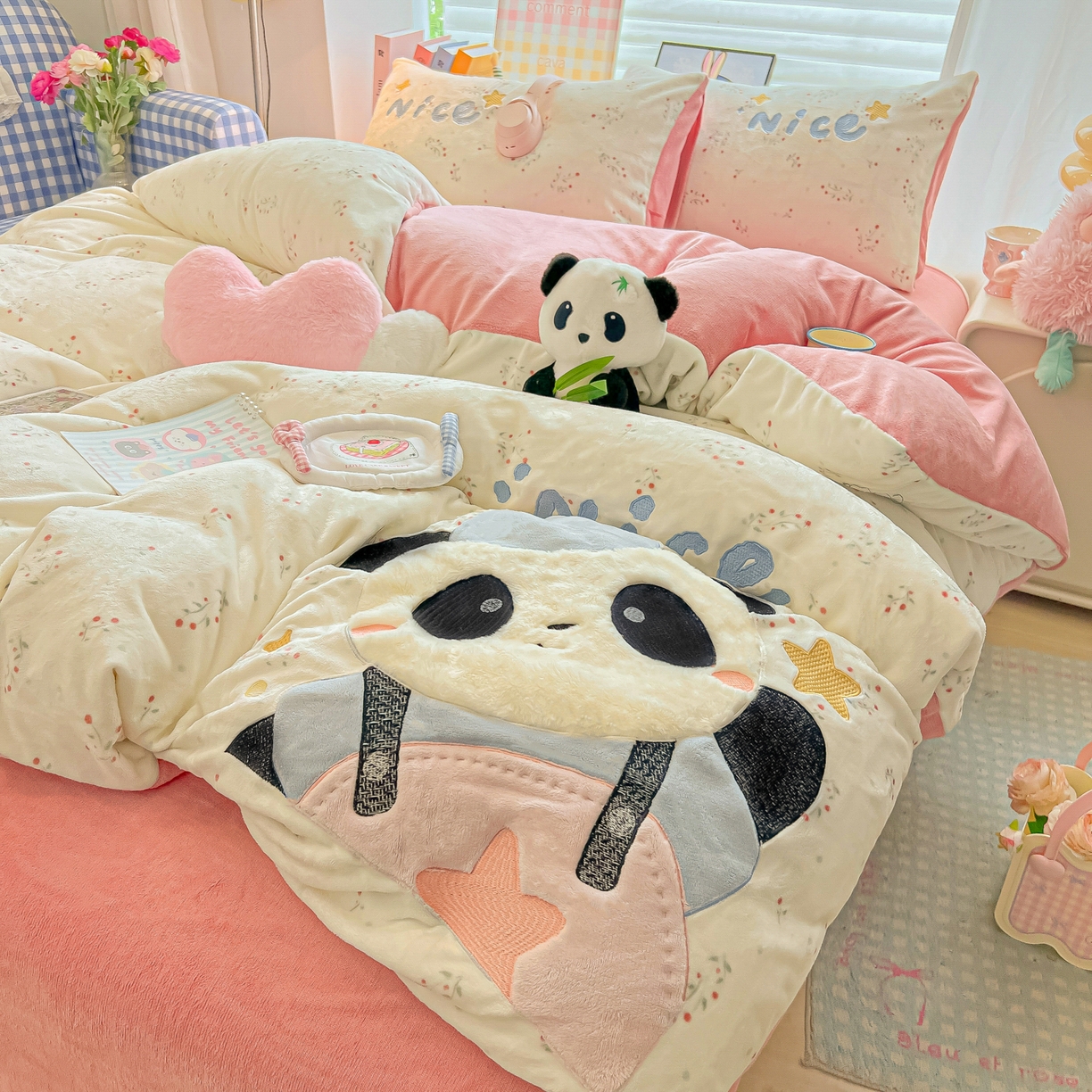 91家纺网 家纺一手货源 找家纺 子钦家纺 2025秋冬新款牛奶绒卡通贴布绣床单床笠四件套-快乐熊猫 快乐熊猫-小花园