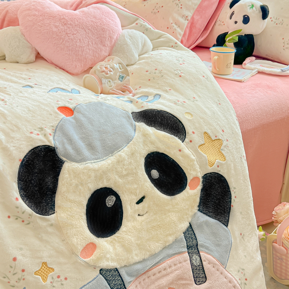 91家纺网 家纺一手货源 找家纺 子钦家纺 2025秋冬新款牛奶绒卡通贴布绣床单床笠四件套-快乐熊猫 快乐熊猫-小花园