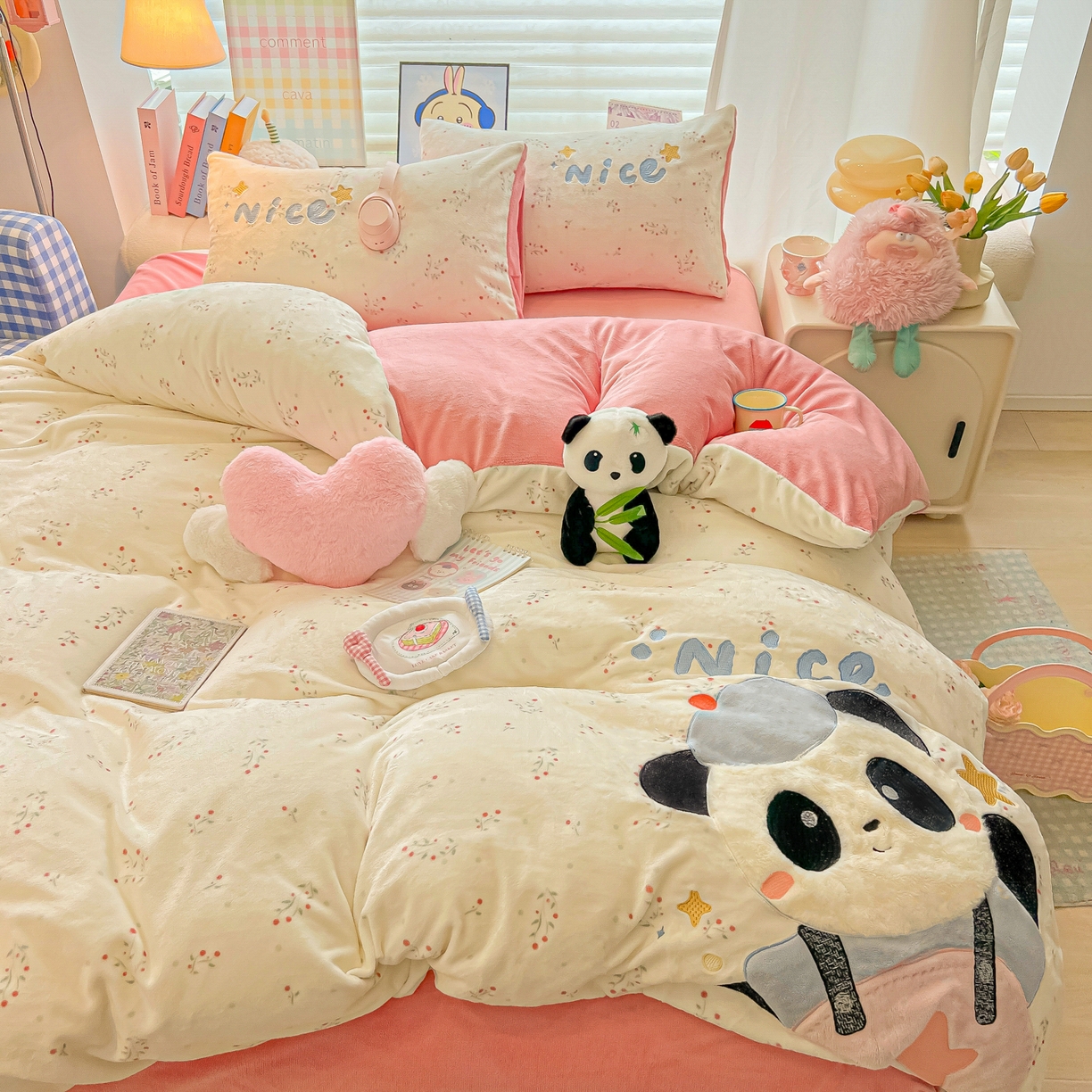 91家纺网 家纺一手货源 找家纺 子钦家纺 2025秋冬新款牛奶绒卡通贴布绣床单床笠四件套-快乐熊猫 快乐熊猫-小花园