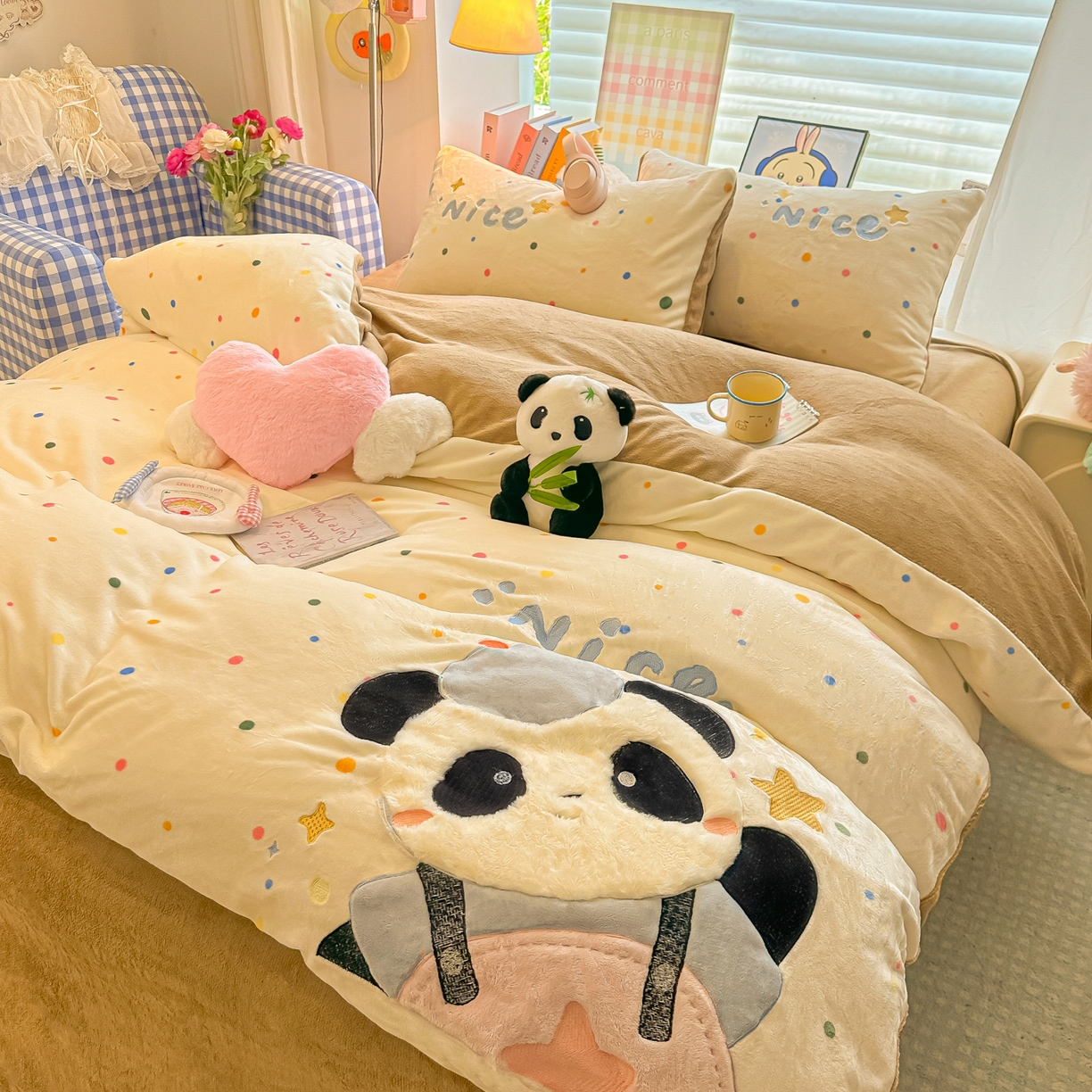 91家纺网 家纺一手货源 找家纺 子钦家纺 2025秋冬新款牛奶绒卡通贴布绣床单床笠四件套-快乐熊猫 快乐熊猫-七彩波点