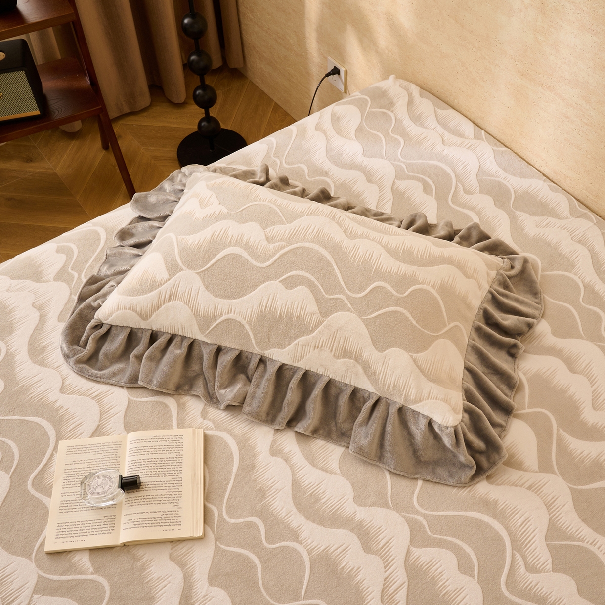 91家纺网 家纺一手货源 找家纺 早晨家纺 2025新款高克重牛奶绒烂花枕套 云峦叠浪