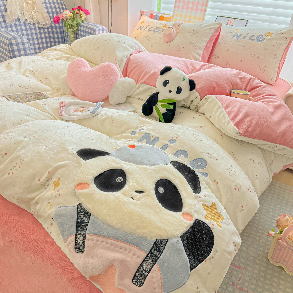 91家纺网 家纺一手货源 找家纺 子钦家纺 2025秋冬新款牛奶绒卡通贴布绣床单床笠四件套-快乐熊猫 快乐熊猫-小花园