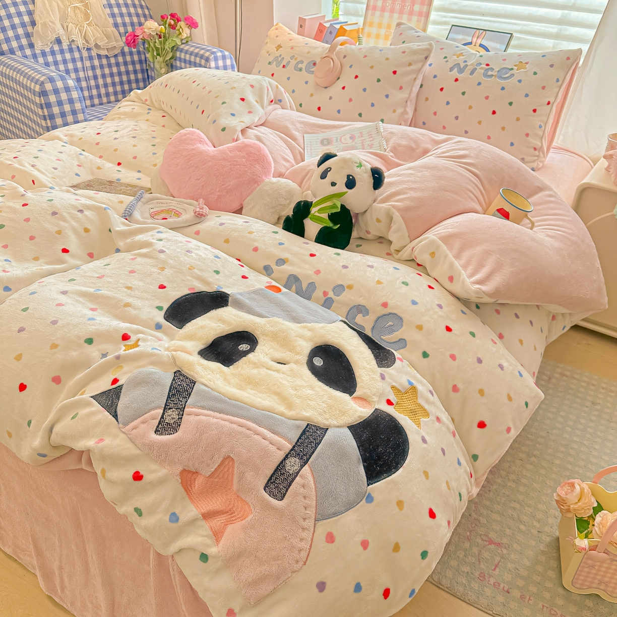 91家纺网 家纺一手货源 找家纺 子钦家纺 2025秋冬新款牛奶绒卡通贴布绣床单床笠四件套-快乐熊猫 快乐熊猫-爱心