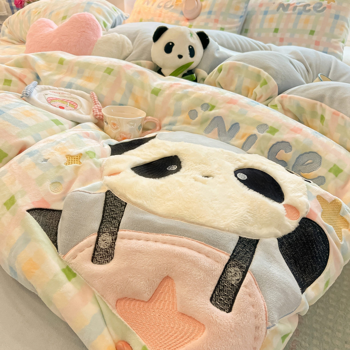 91家纺网 家纺一手货源 找家纺 子钦家纺 2025秋冬新款牛奶绒卡通贴布绣床单床笠四件套-快乐熊猫 快乐熊猫-七彩格