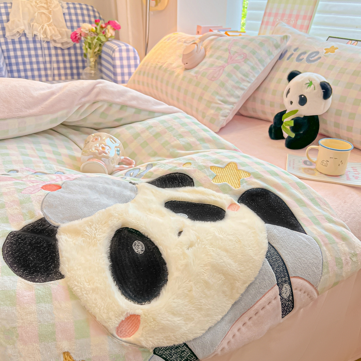 91家纺网 家纺一手货源 找家纺 子钦家纺 2025秋冬新款牛奶绒卡通贴布绣床单床笠四件套-快乐熊猫 快乐熊猫-蝴蝶结格子