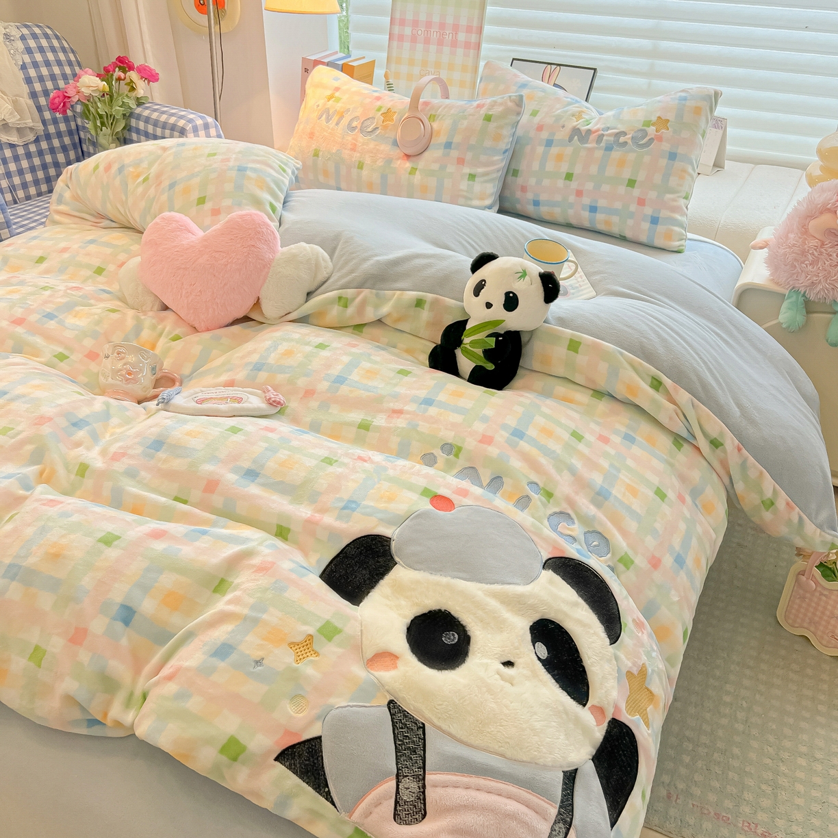 91家纺网 家纺一手货源 找家纺 子钦家纺 2025秋冬新款牛奶绒卡通贴布绣床单床笠四件套-快乐熊猫 快乐熊猫-七彩格