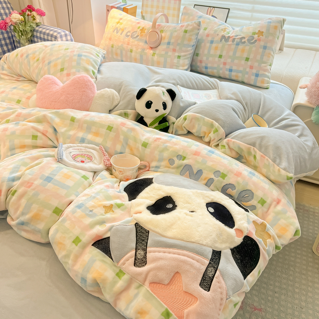 91家纺网 家纺一手货源 找家纺 子钦家纺 2025秋冬新款牛奶绒卡通贴布绣床单床笠四件套-快乐熊猫 快乐熊猫-七彩格