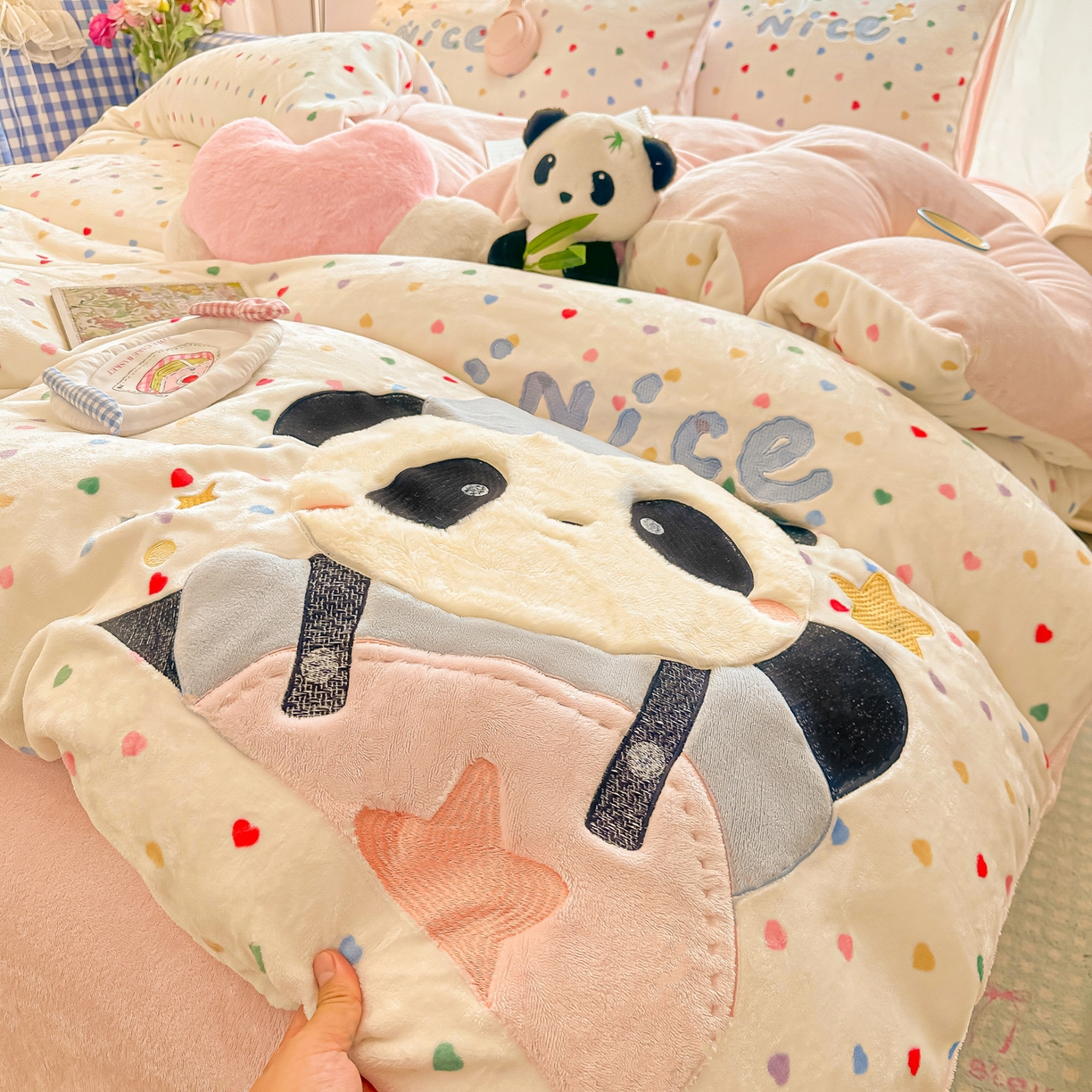 91家纺网 家纺一手货源 找家纺 子钦家纺 2025秋冬新款牛奶绒卡通贴布绣床单床笠四件套-快乐熊猫 快乐熊猫-爱心