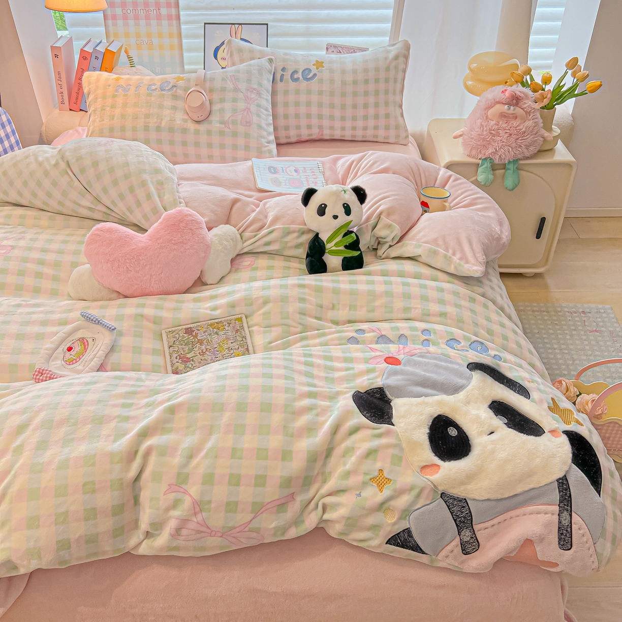 91家纺网 家纺一手货源 找家纺 子钦家纺 2025秋冬新款牛奶绒卡通贴布绣床单床笠四件套-快乐熊猫 快乐熊猫-蝴蝶结格子