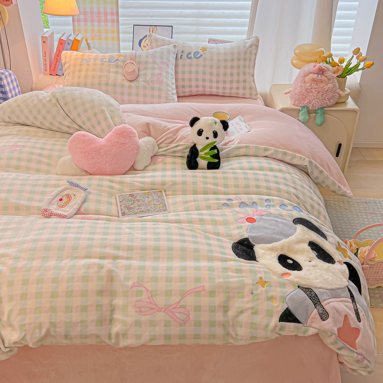 91家纺网 家纺一手货源 找家纺 子钦家纺 2025秋冬新款牛奶绒卡通贴布绣床单床笠四件套-快乐熊猫 快乐熊猫-蝴蝶结格子