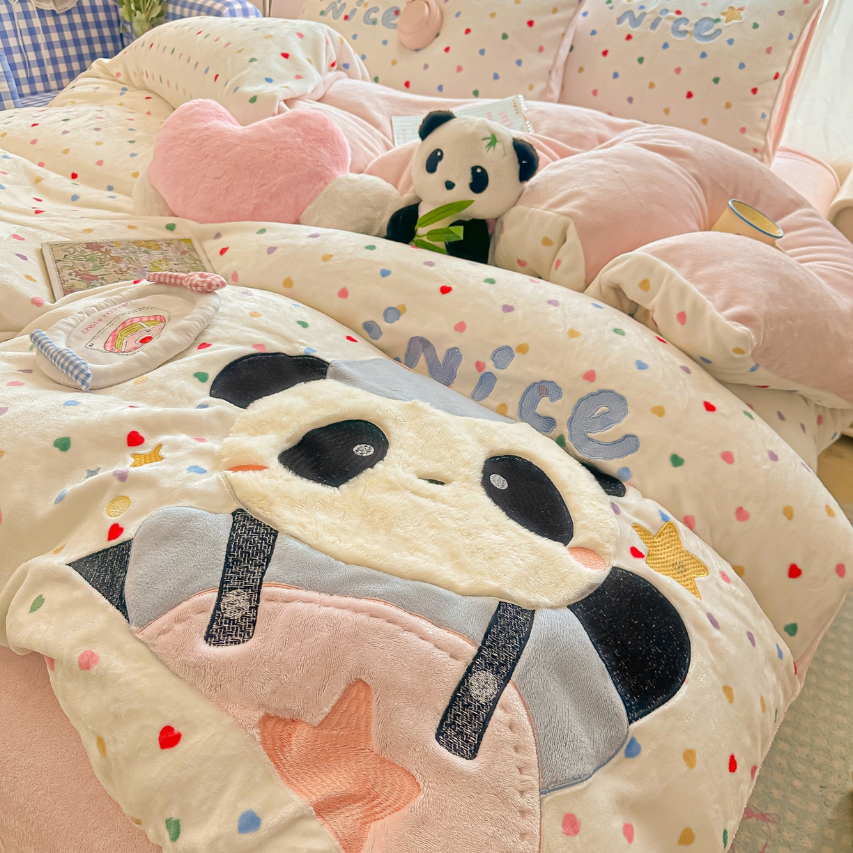 91家纺网 家纺一手货源 找家纺 子钦家纺 2025秋冬新款牛奶绒卡通贴布绣床单床笠四件套-快乐熊猫 快乐熊猫-爱心