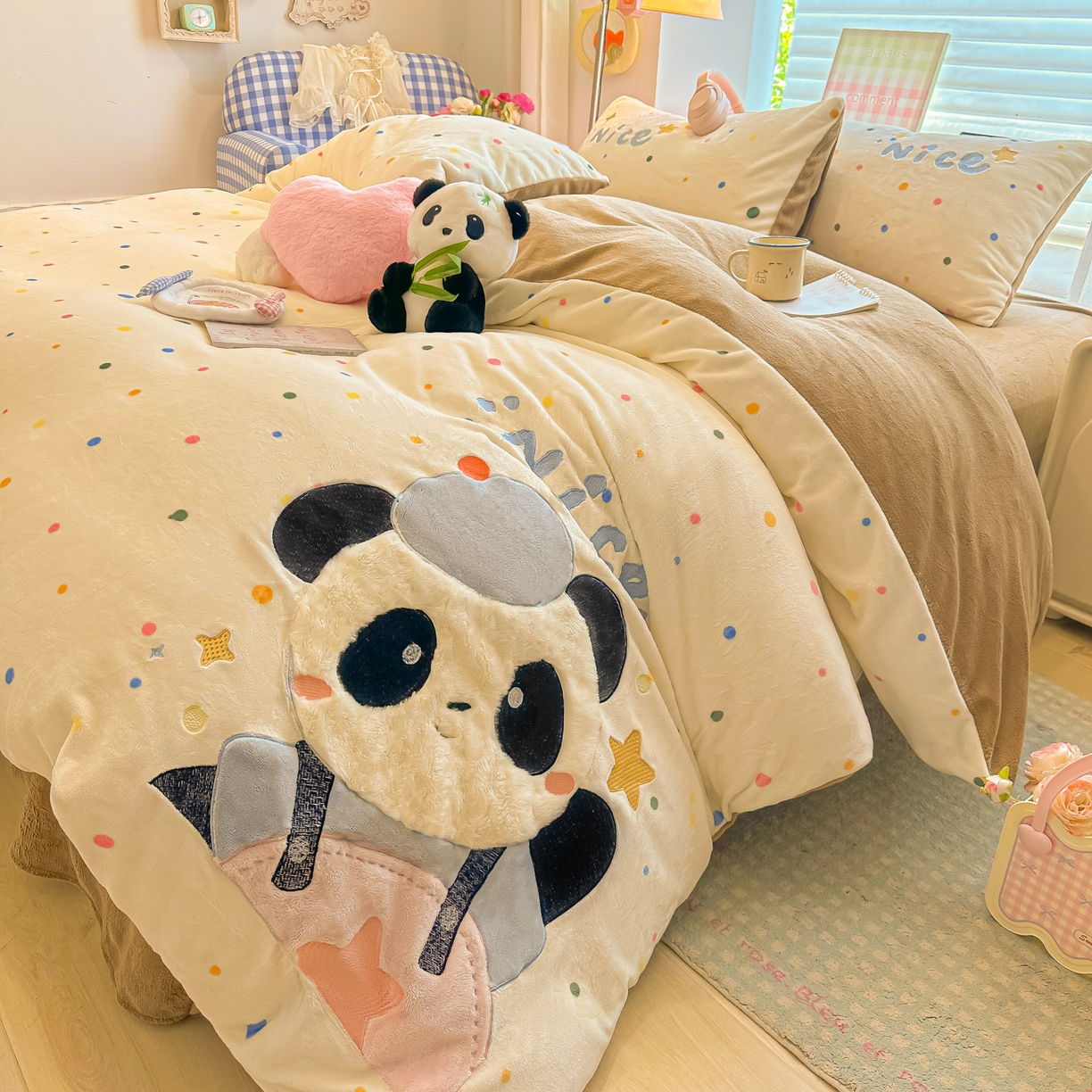 91家纺网 家纺一手货源 找家纺 子钦家纺 2025秋冬新款牛奶绒卡通贴布绣床单床笠四件套-快乐熊猫 快乐熊猫-七彩波点