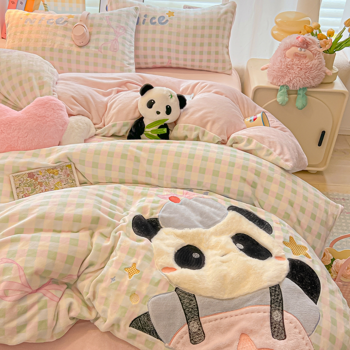 91家纺网 家纺一手货源 找家纺 子钦家纺 2025秋冬新款牛奶绒卡通贴布绣床单床笠四件套-快乐熊猫 快乐熊猫-蝴蝶结格子