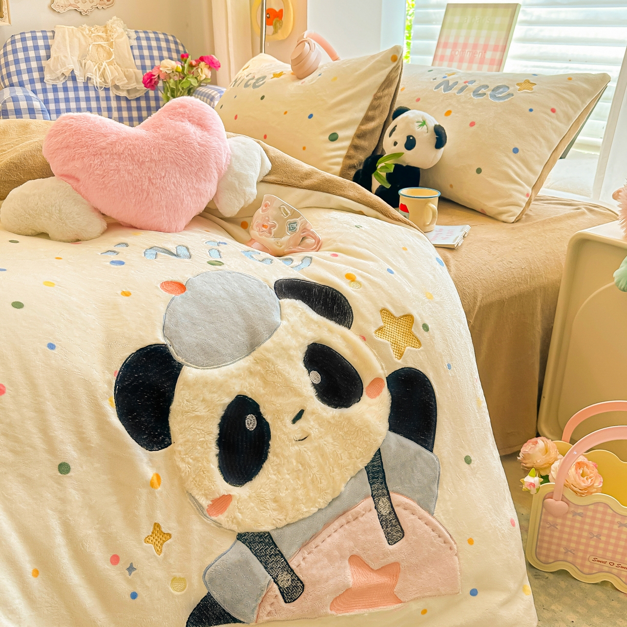 91家纺网 家纺一手货源 找家纺 子钦家纺 2025秋冬新款牛奶绒卡通贴布绣床单床笠四件套-快乐熊猫 快乐熊猫-七彩波点
