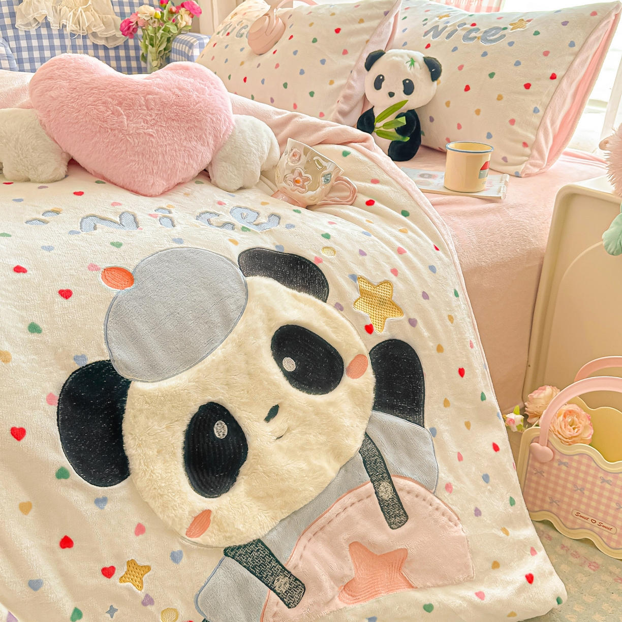 91家纺网 家纺一手货源 找家纺 子钦家纺 2025秋冬新款牛奶绒卡通贴布绣床单床笠四件套-快乐熊猫 快乐熊猫-爱心