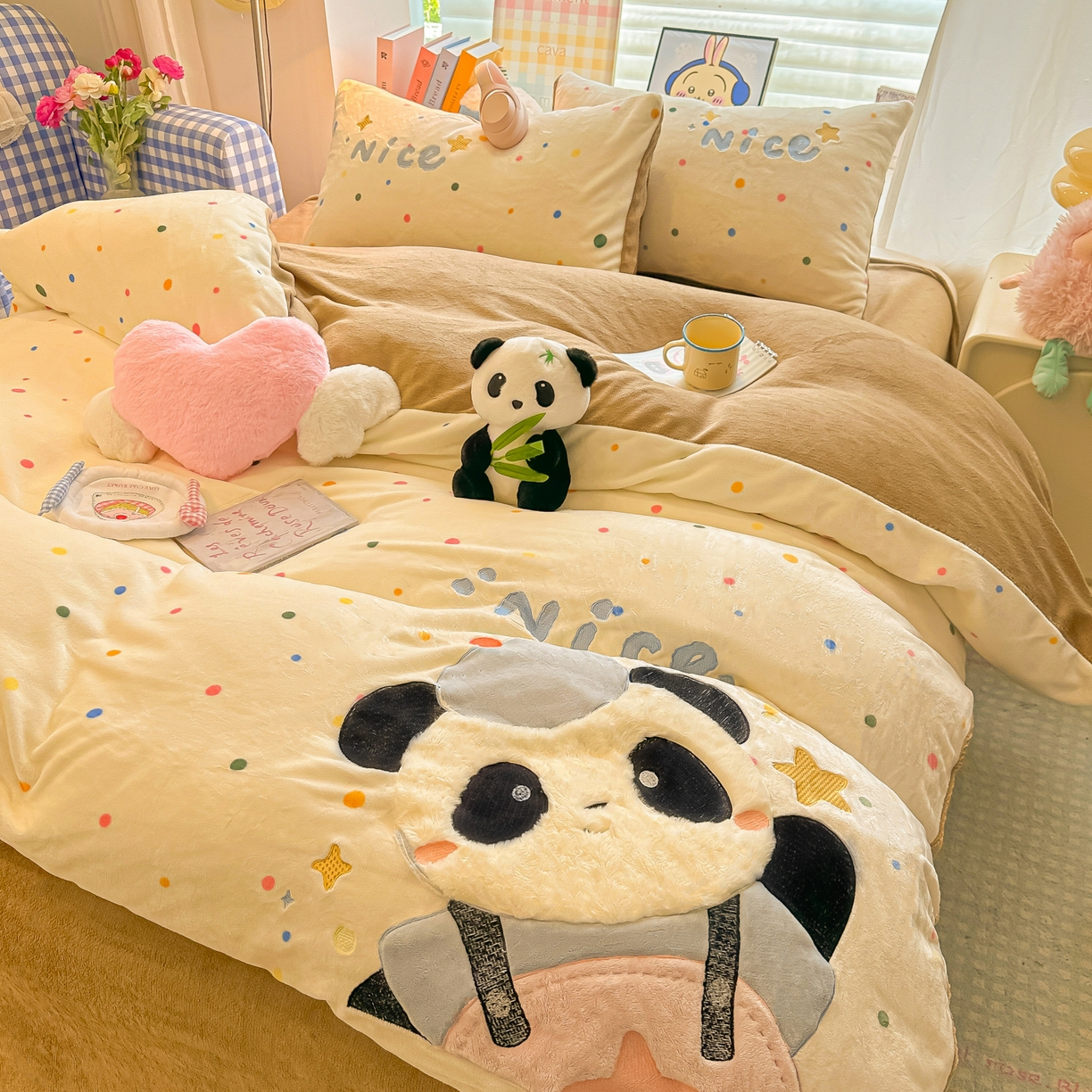 91家纺网 家纺一手货源 找家纺 子钦家纺 2025秋冬新款牛奶绒卡通贴布绣床单床笠四件套-快乐熊猫 快乐熊猫-七彩波点