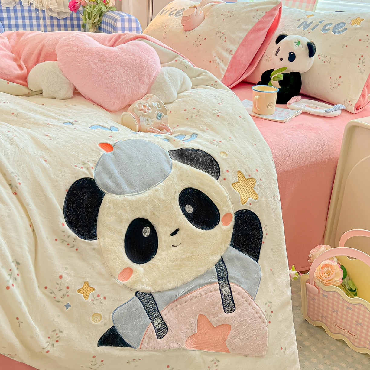 91家纺网 家纺一手货源 找家纺 子钦家纺 2025秋冬新款牛奶绒卡通贴布绣床单床笠四件套-快乐熊猫 快乐熊猫-小花园