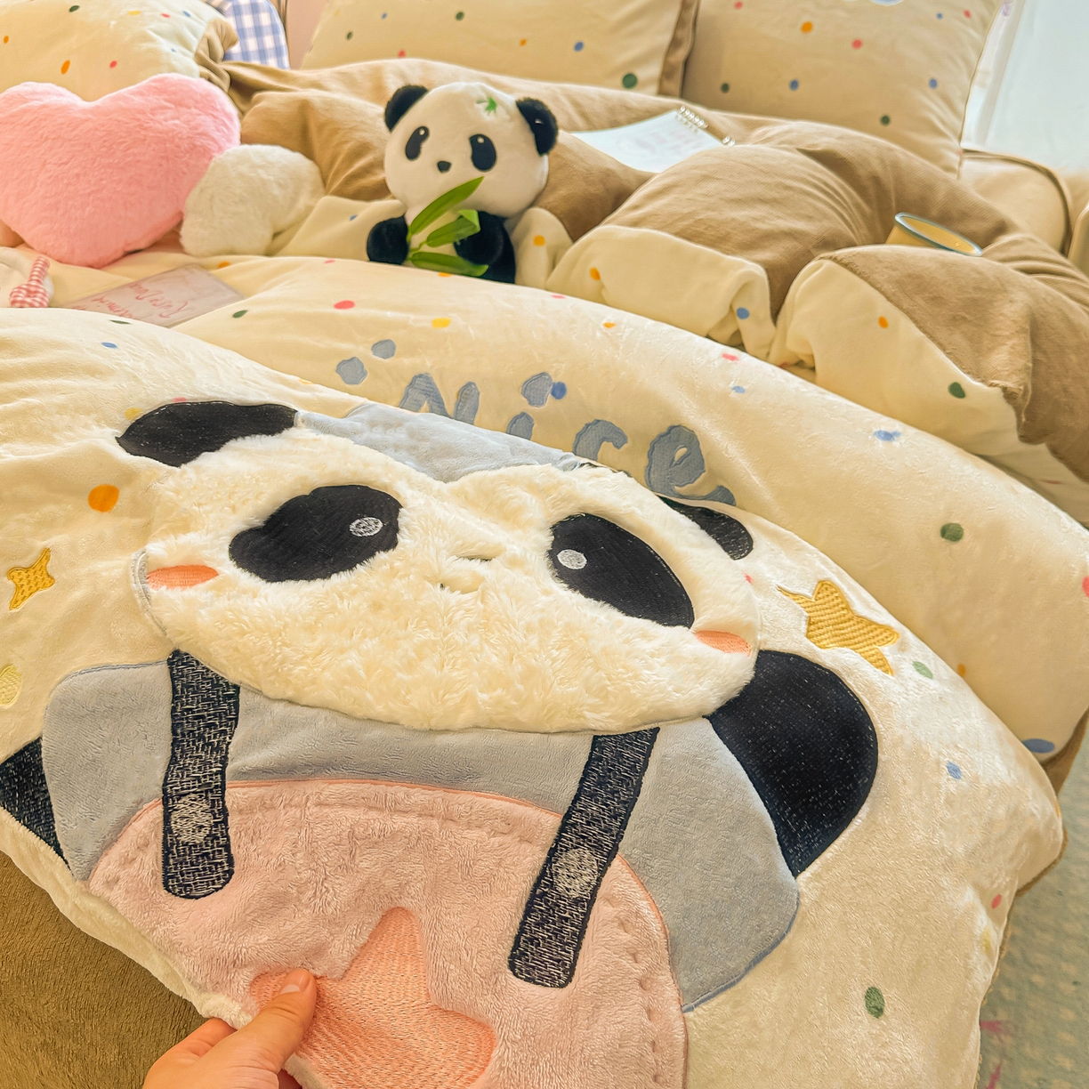 91家纺网 家纺一手货源 找家纺 子钦家纺 2025秋冬新款牛奶绒卡通贴布绣床单床笠四件套-快乐熊猫 快乐熊猫-七彩波点