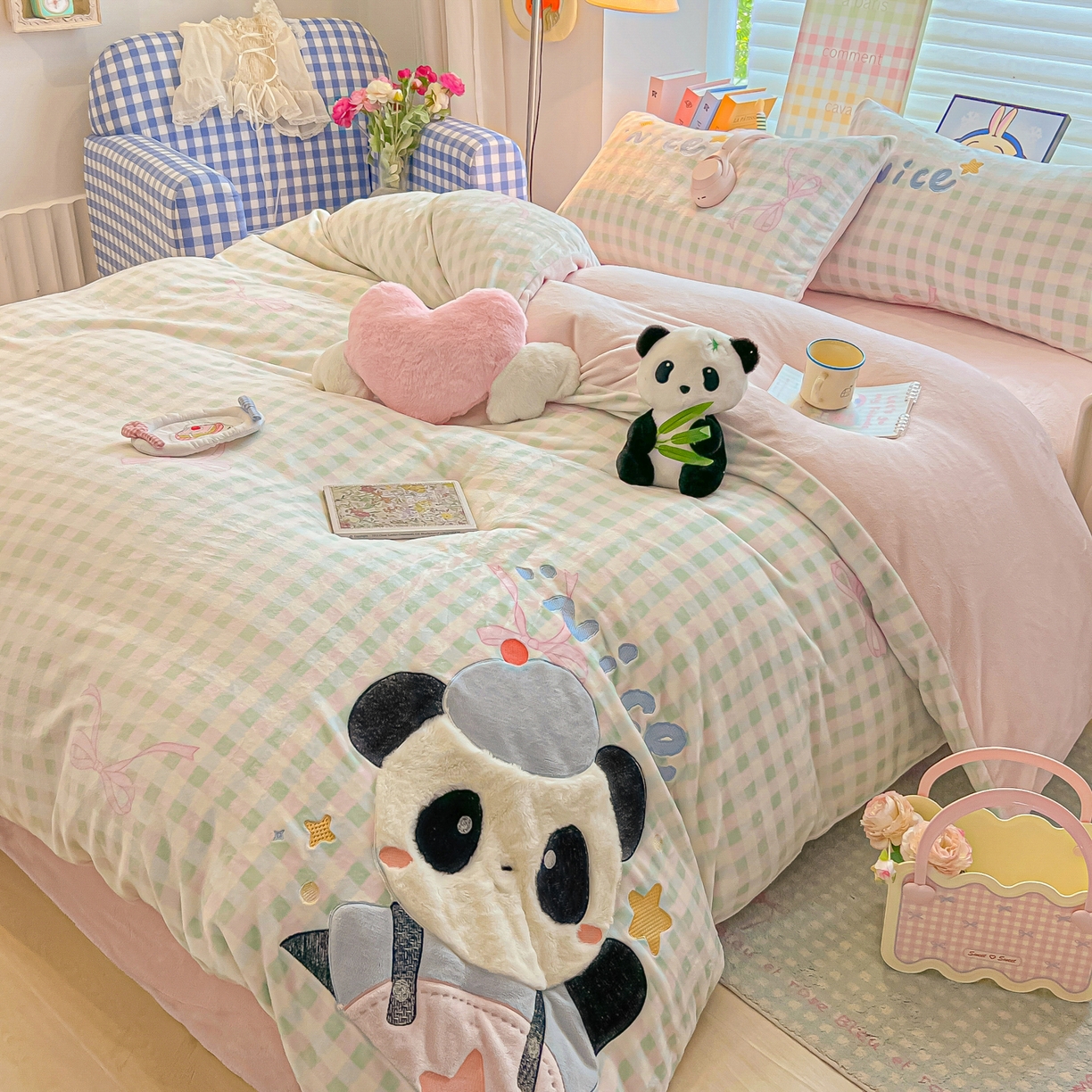 91家纺网 家纺一手货源 找家纺 子钦家纺 2025秋冬新款牛奶绒卡通贴布绣床单床笠四件套-快乐熊猫 快乐熊猫-蝴蝶结格子