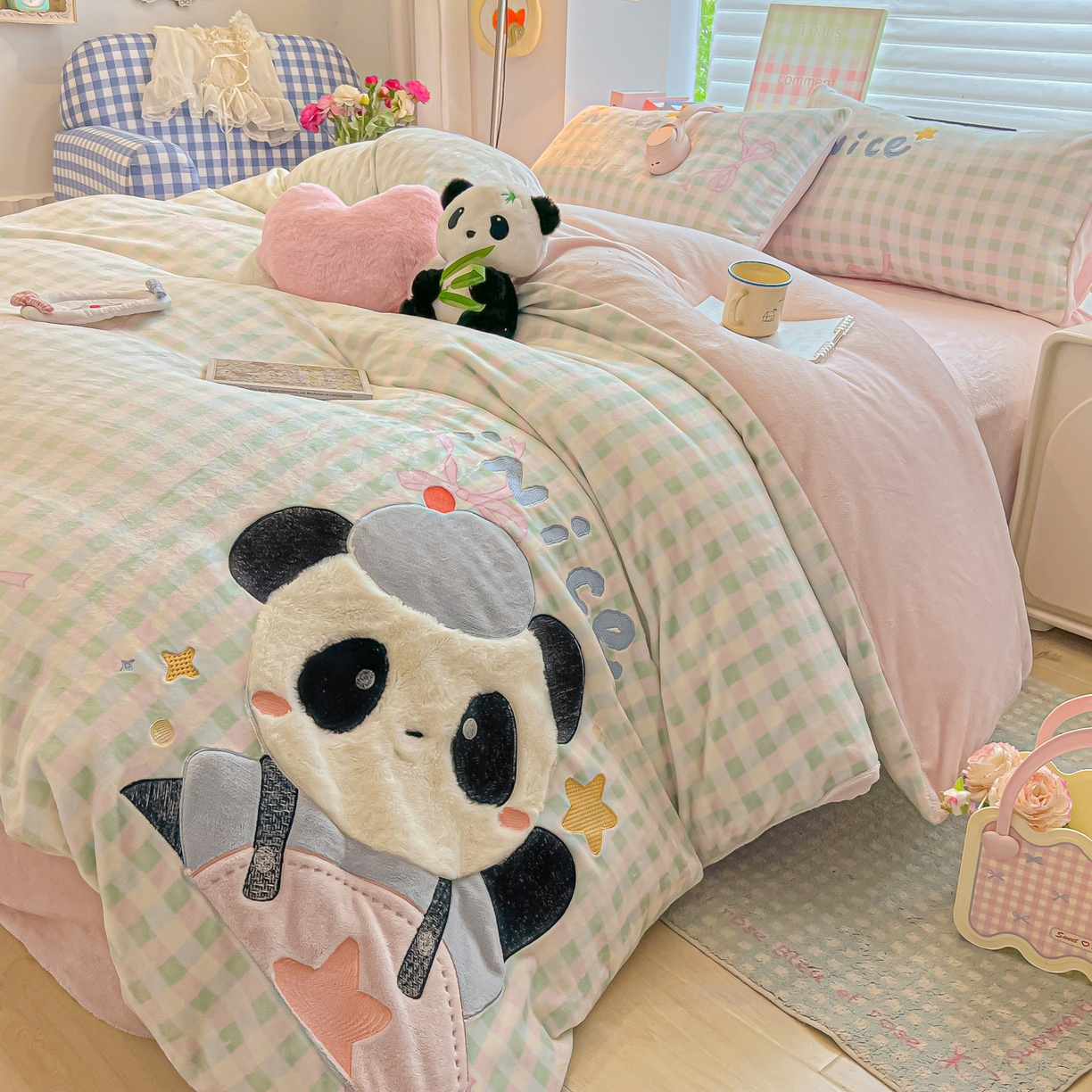 91家纺网 家纺一手货源 找家纺 子钦家纺 2025秋冬新款牛奶绒卡通贴布绣床单床笠四件套-快乐熊猫 快乐熊猫-蝴蝶结格子