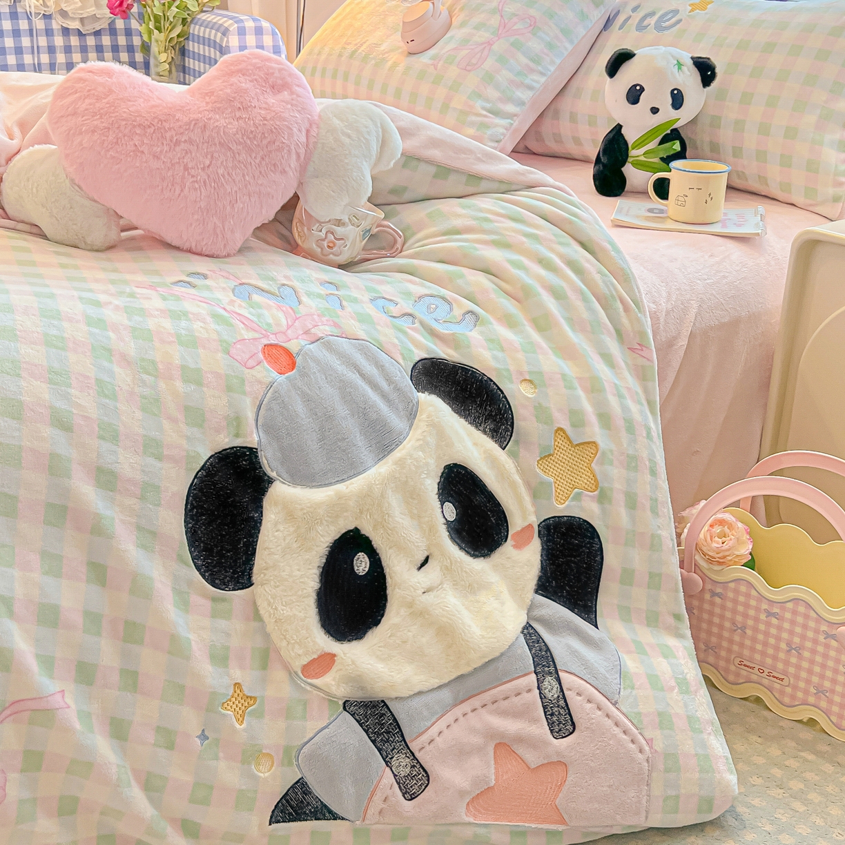 91家纺网 家纺一手货源 找家纺 子钦家纺 2025秋冬新款牛奶绒卡通贴布绣床单床笠四件套-快乐熊猫 快乐熊猫-蝴蝶结格子