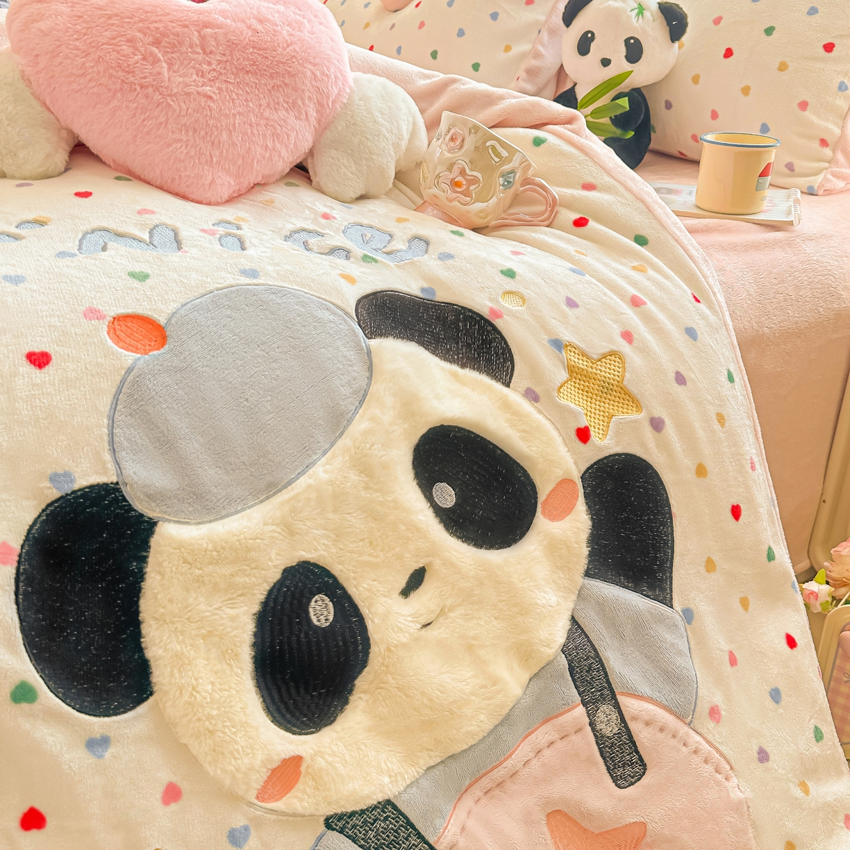 91家纺网 家纺一手货源 找家纺 子钦家纺 2025秋冬新款牛奶绒卡通贴布绣床单床笠四件套-快乐熊猫 快乐熊猫-爱心