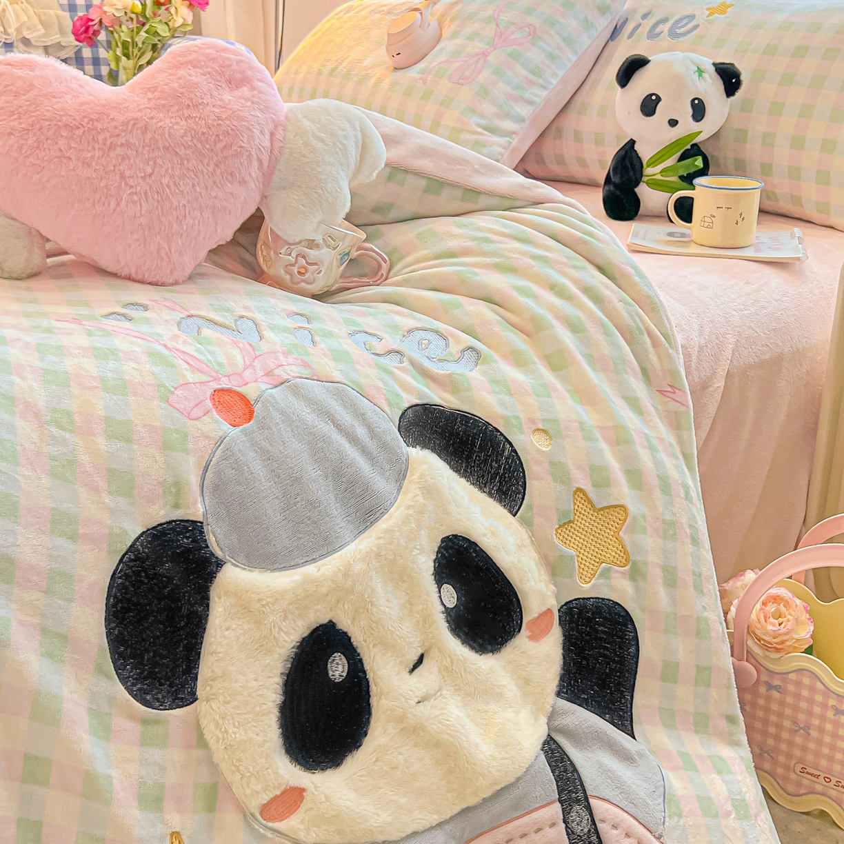 91家纺网 家纺一手货源 找家纺 子钦家纺 2025秋冬新款牛奶绒卡通贴布绣床单床笠四件套-快乐熊猫 快乐熊猫-蝴蝶结格子