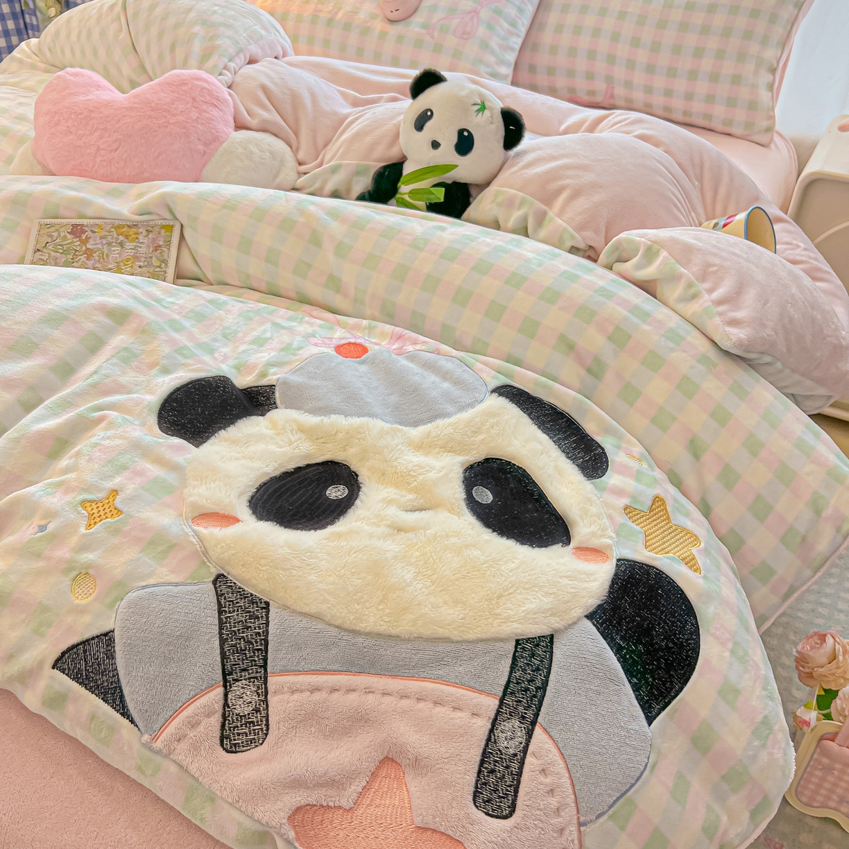91家纺网 家纺一手货源 找家纺 子钦家纺 2025秋冬新款牛奶绒卡通贴布绣床单床笠四件套-快乐熊猫 快乐熊猫-蝴蝶结格子