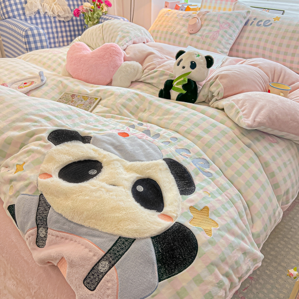 91家纺网 家纺一手货源 找家纺 子钦家纺 2025秋冬新款牛奶绒卡通贴布绣床单床笠四件套-快乐熊猫 快乐熊猫-蝴蝶结格子