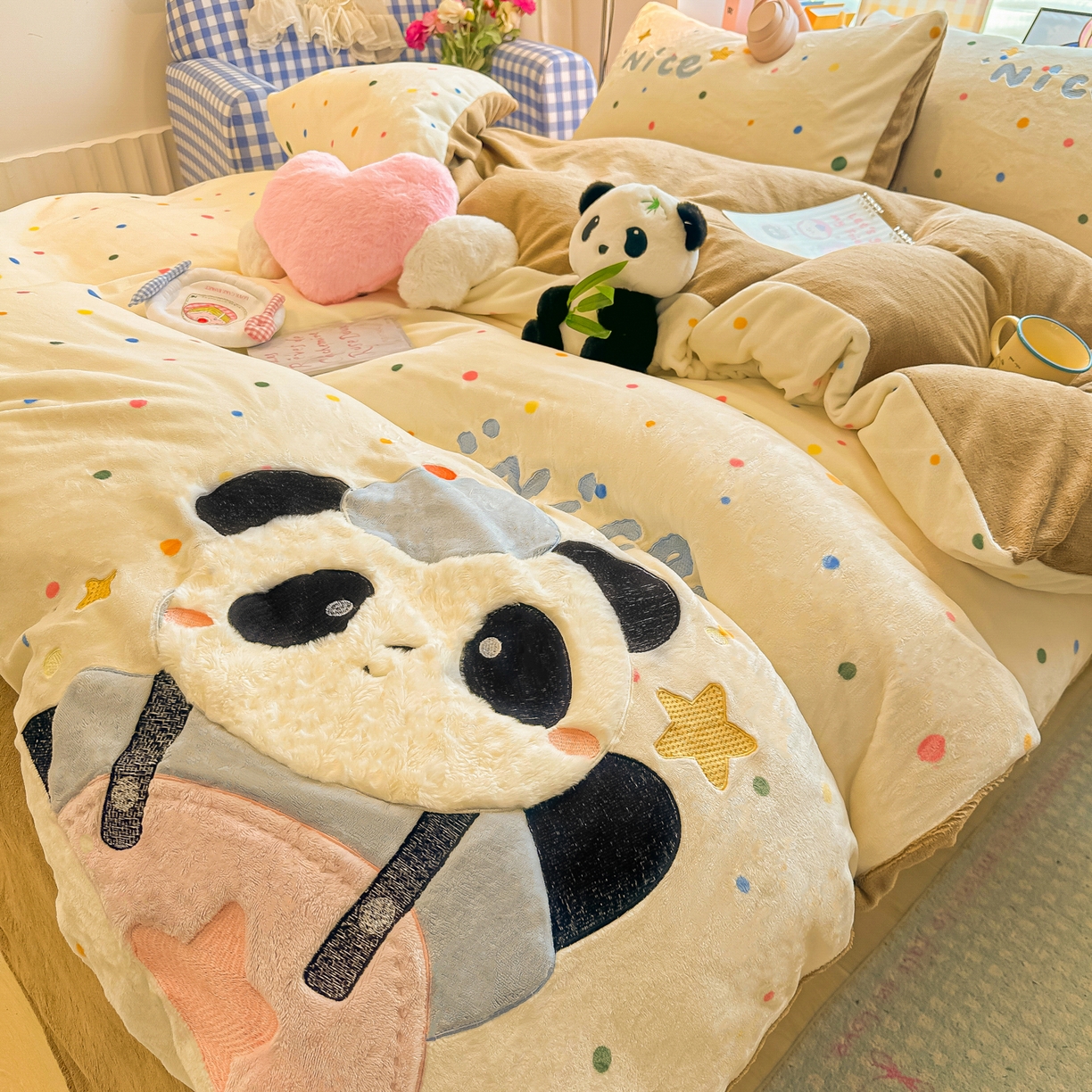 91家纺网 家纺一手货源 找家纺 子钦家纺 2025秋冬新款牛奶绒卡通贴布绣床单床笠四件套-快乐熊猫 快乐熊猫-七彩波点