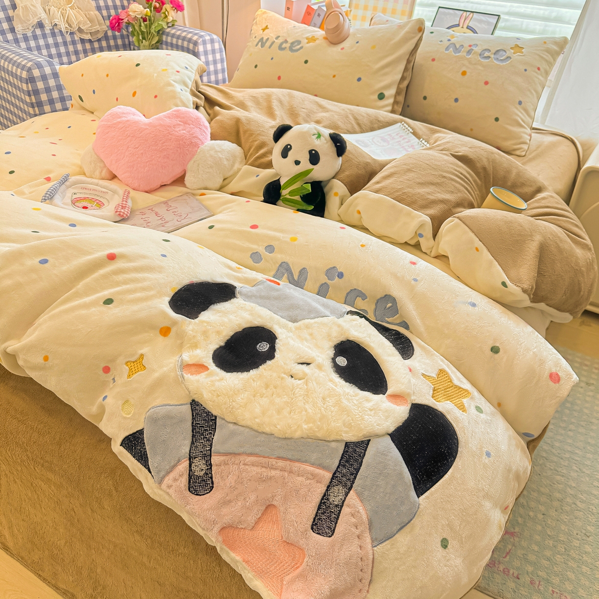 91家纺网 家纺一手货源 找家纺 子钦家纺 2025秋冬新款牛奶绒卡通贴布绣床单床笠四件套-快乐熊猫 快乐熊猫-七彩波点