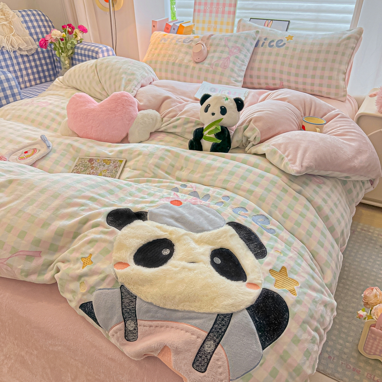 91家纺网 家纺一手货源 找家纺 子钦家纺 2025秋冬新款牛奶绒卡通贴布绣床单床笠四件套-快乐熊猫 快乐熊猫-蝴蝶结格子