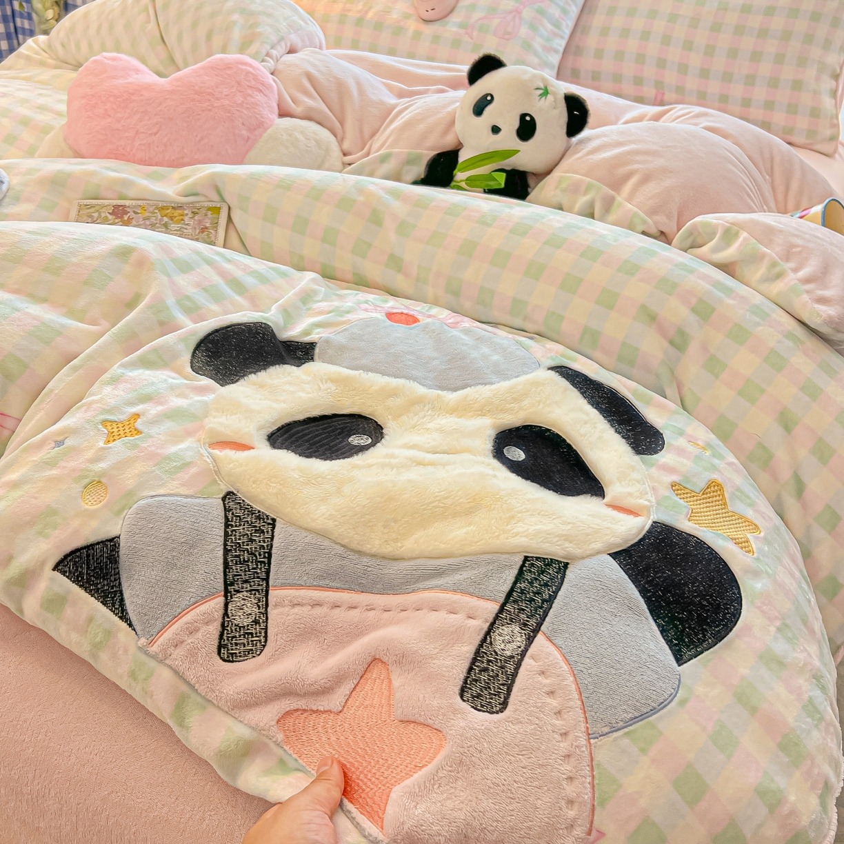 91家纺网 家纺一手货源 找家纺 子钦家纺 2025秋冬新款牛奶绒卡通贴布绣床单床笠四件套-快乐熊猫 快乐熊猫-蝴蝶结格子