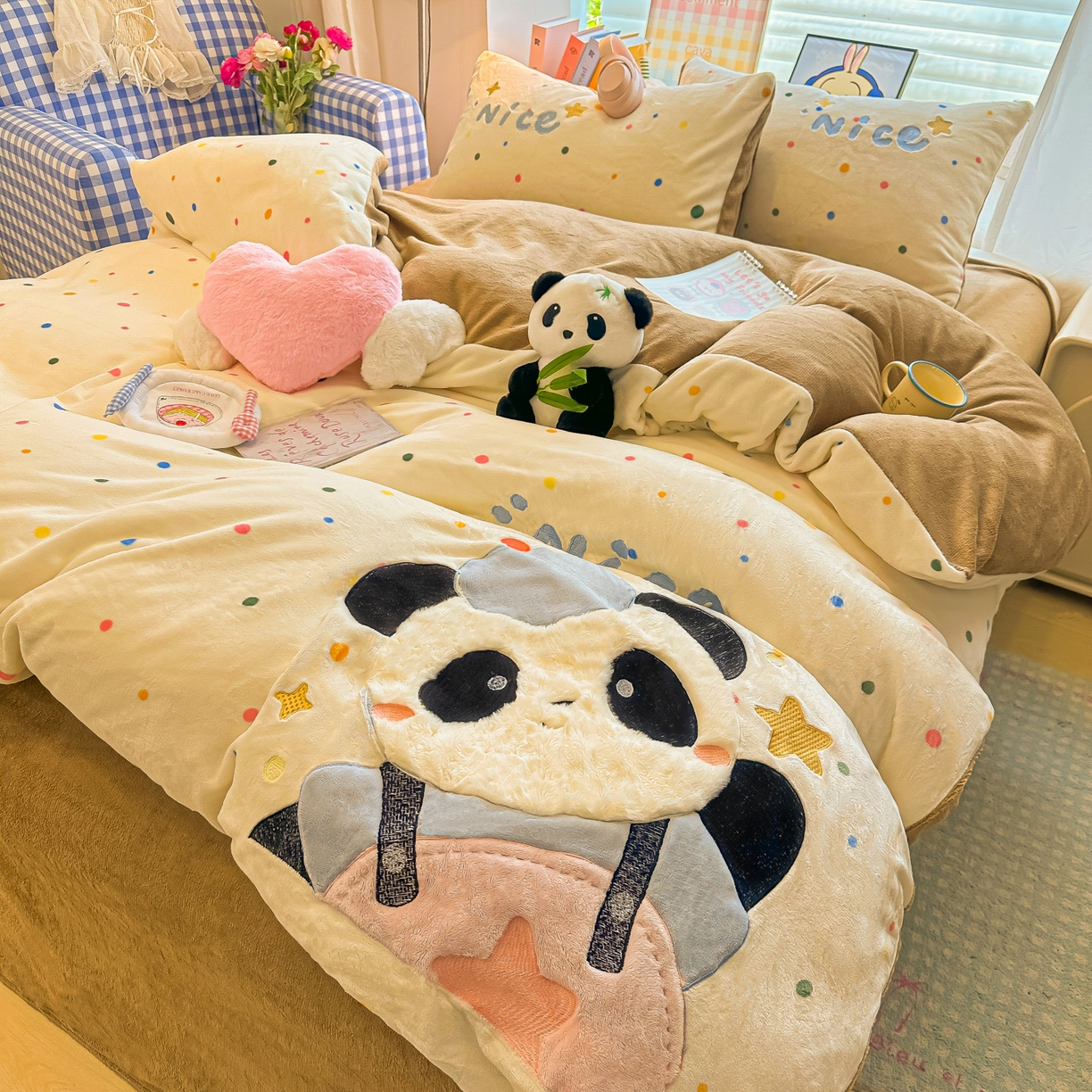 91家纺网 家纺一手货源 找家纺 子钦家纺 2025秋冬新款牛奶绒卡通贴布绣床单床笠四件套-快乐熊猫 快乐熊猫-七彩波点