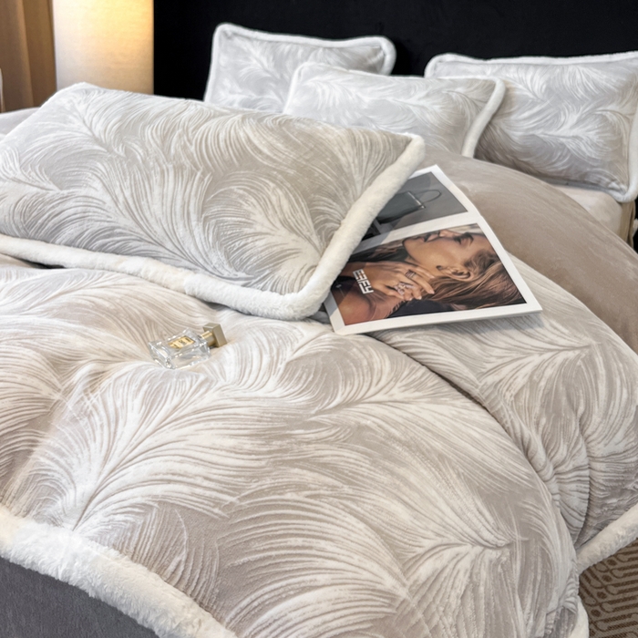 91家纺网 家纺一手货源 找家纺 诺梵家纺 2025新款兔毛绒包边 雕花绒四件套 冬恋羽-灰