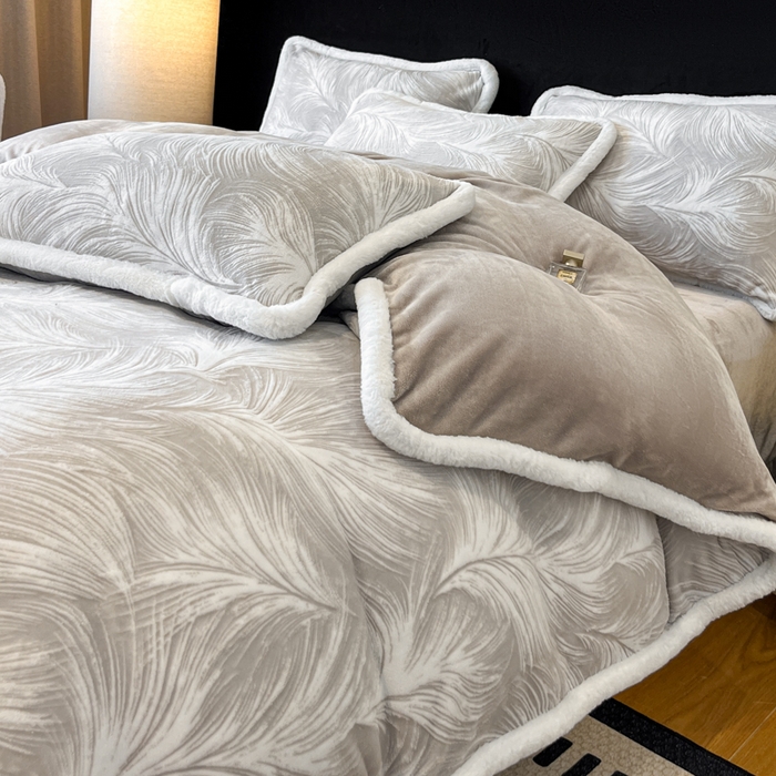 91家纺网 家纺一手货源 找家纺 诺梵家纺 2025新款兔毛绒包边 雕花绒四件套 冬恋羽-灰