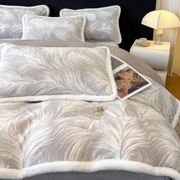 91家纺网 家纺一手货源 找家纺 诺梵家纺 2025新款兔毛绒包边 雕花绒四件套 冬恋羽-灰