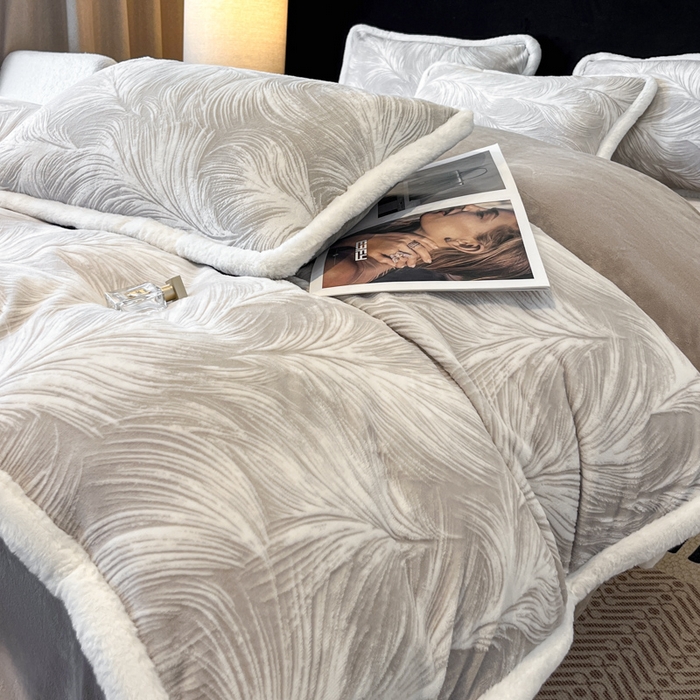 91家纺网 家纺一手货源 找家纺 诺梵家纺 2025新款兔毛绒包边 雕花绒四件套 冬恋羽-灰