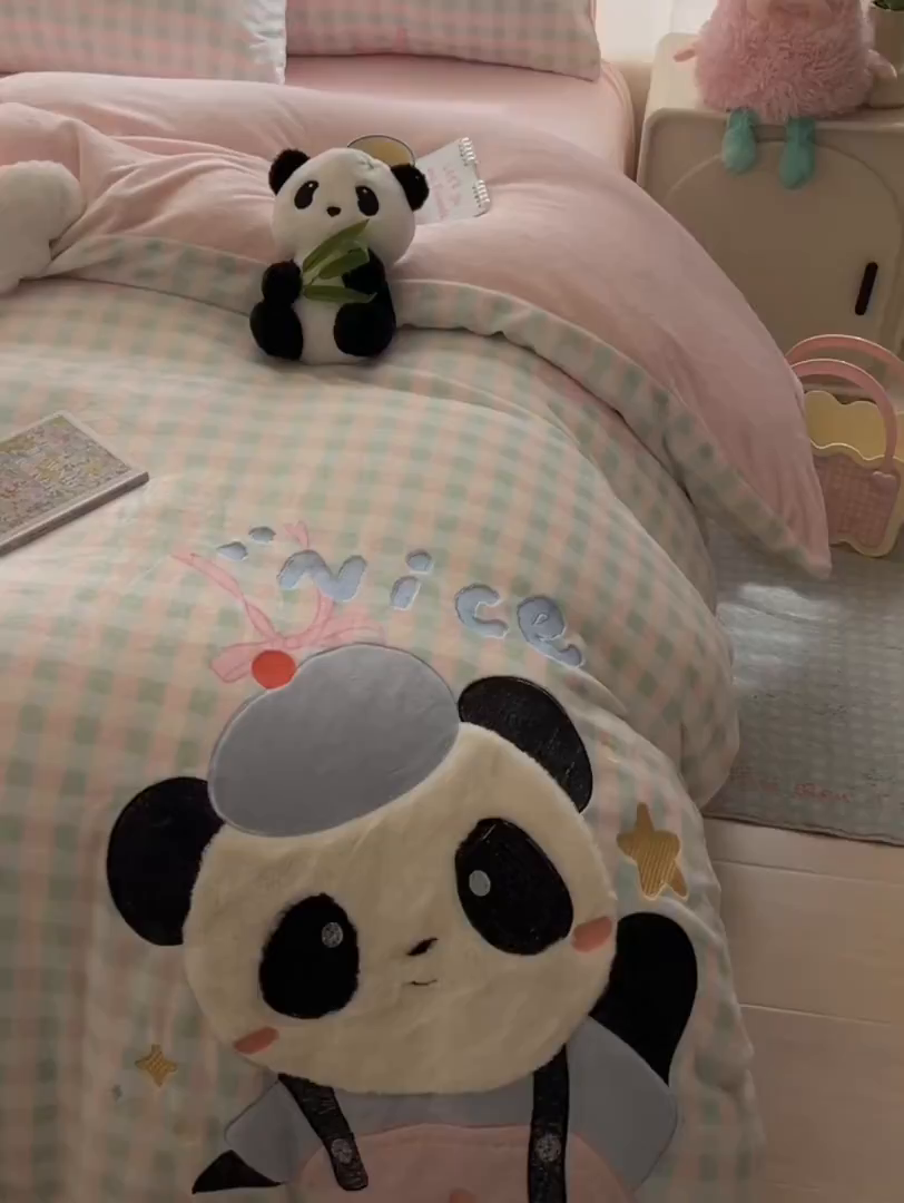 91家纺网 家纺一手货源 找家纺 子钦家纺 2025秋冬新款牛奶绒卡通贴布绣床单床笠四件套-快乐熊猫 快乐熊猫-蝴蝶结格子