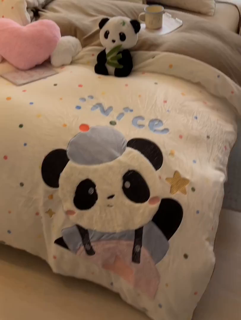 91家纺网 家纺一手货源 找家纺 子钦家纺 2025秋冬新款牛奶绒卡通贴布绣床单床笠四件套-快乐熊猫 快乐熊猫-七彩波点