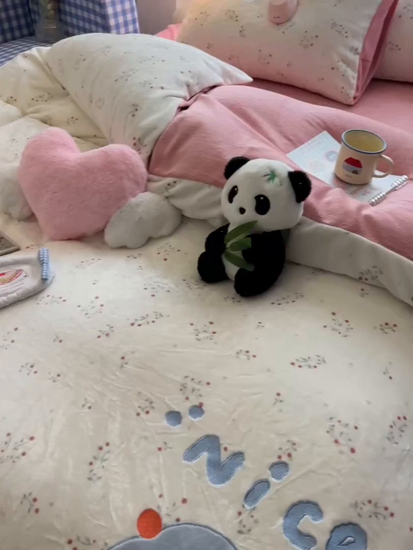 91家纺网 家纺一手货源 找家纺 子钦家纺 2025秋冬新款牛奶绒卡通贴布绣床单床笠四件套-快乐熊猫 快乐熊猫-小花园