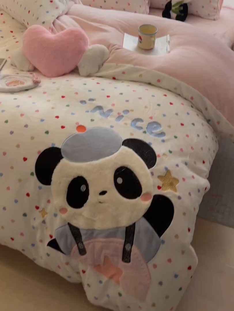 91家纺网 家纺一手货源 找家纺 子钦家纺 2025秋冬新款牛奶绒卡通贴布绣床单床笠四件套-快乐熊猫 快乐熊猫-爱心